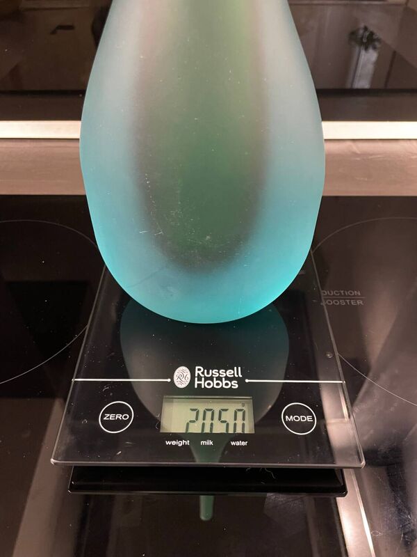Vase en verre soufflé de Murano en forme de flûte avec un dégradé givré de teal à vert.