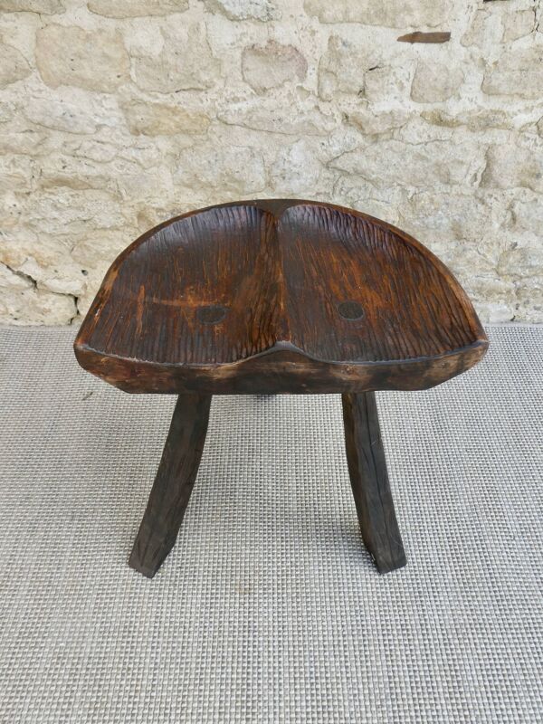 Tabouret tripode en bois massif, avec assise sculptée