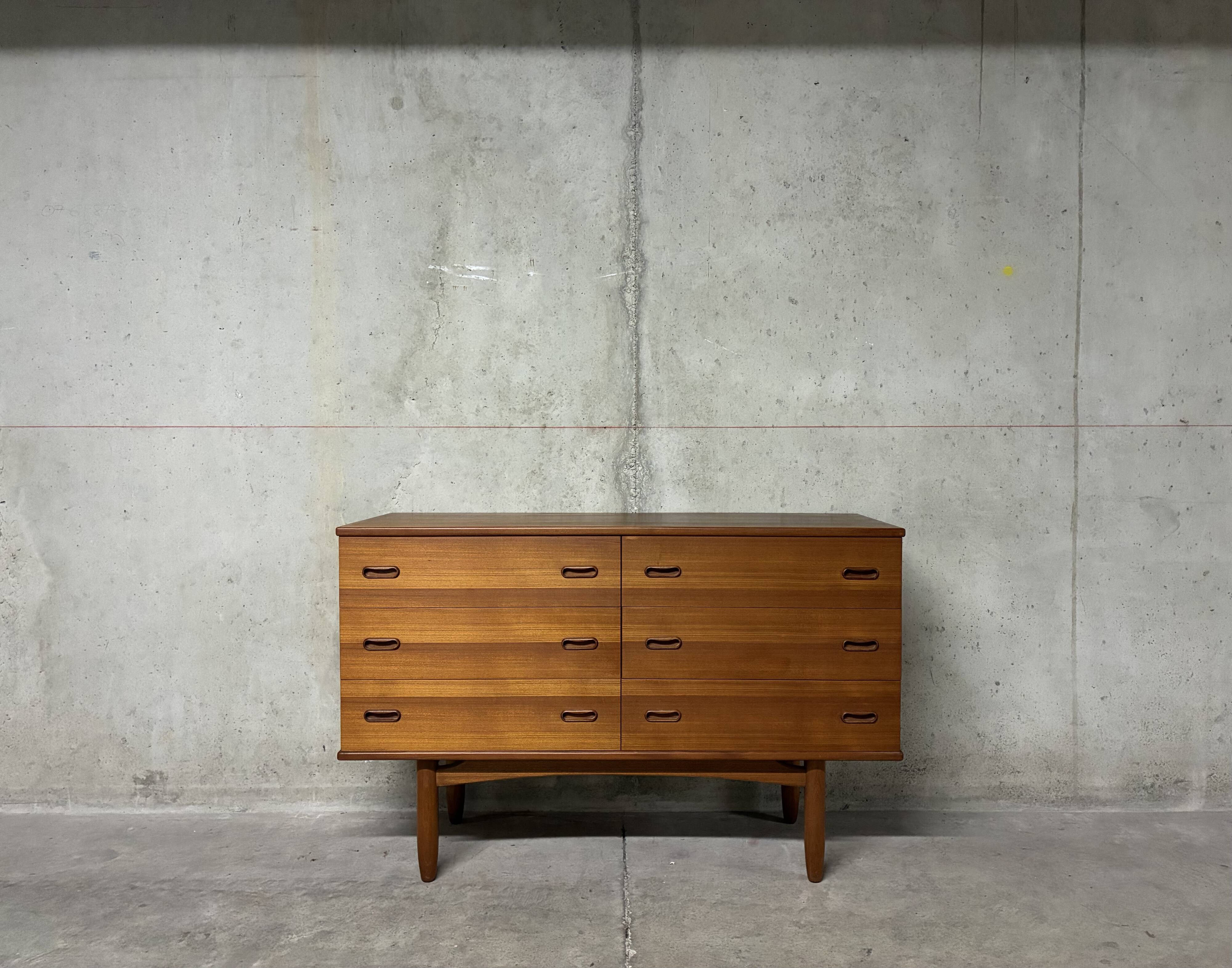 Double enfilade commode with 6 drawers, vintage Scandinavian from the 1960s.