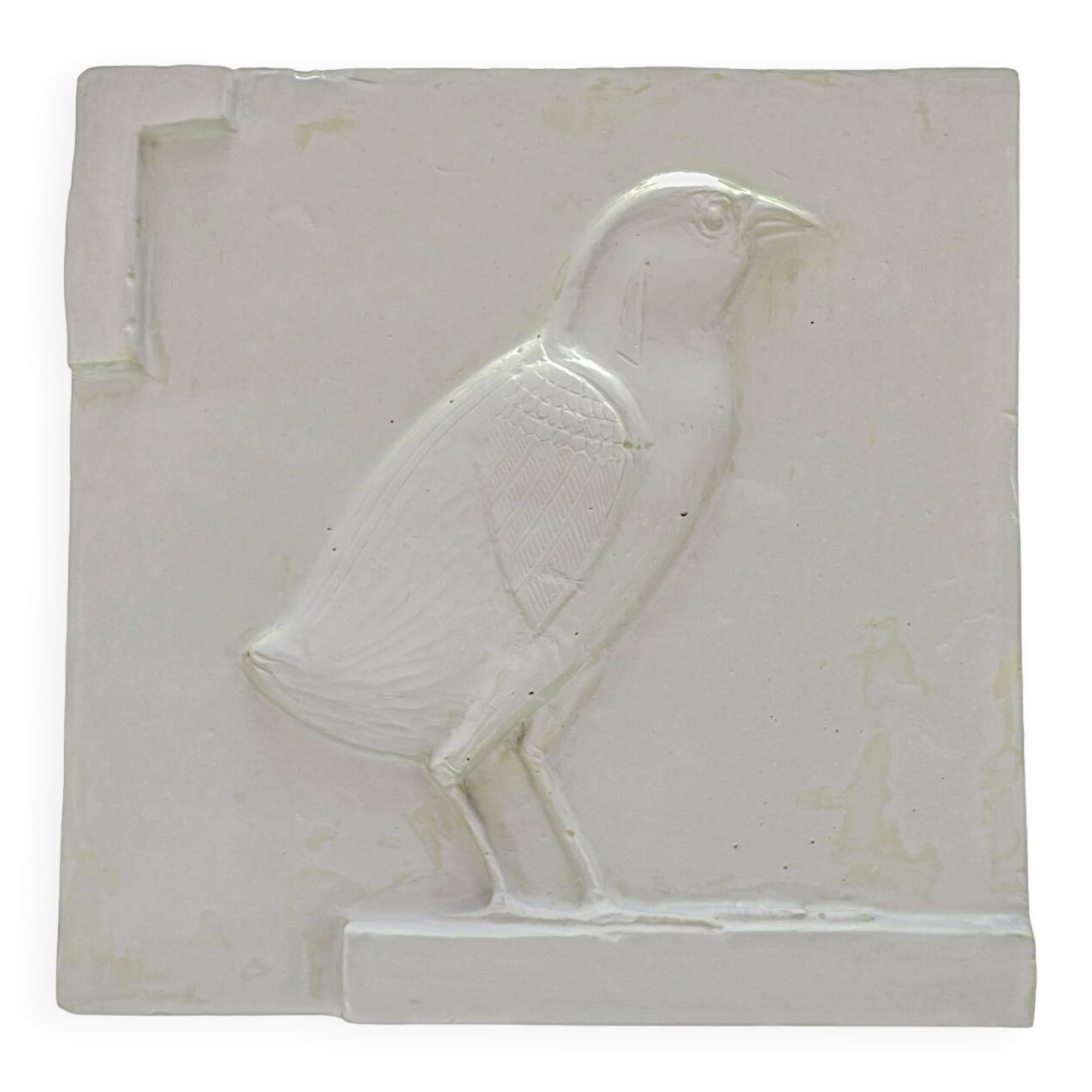 Bas-relief en plâtre représentant un poussin de caille, période ptolémaïque