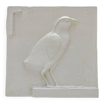 Bas-relief en plâtre représentant un poussin de caille, période ptolémaïque.