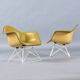 Paire de chaises coque LAR Eames pour Herman Miller avec des coussins en Naugahyde jaune.