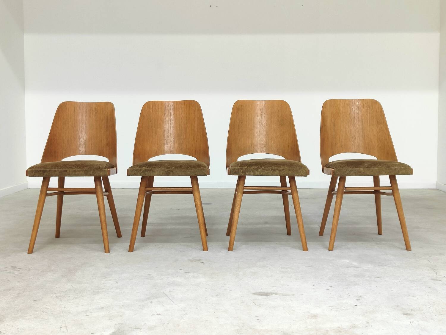 Set of 4 chairs model 514 by Radomir Hofman for Ton 1960