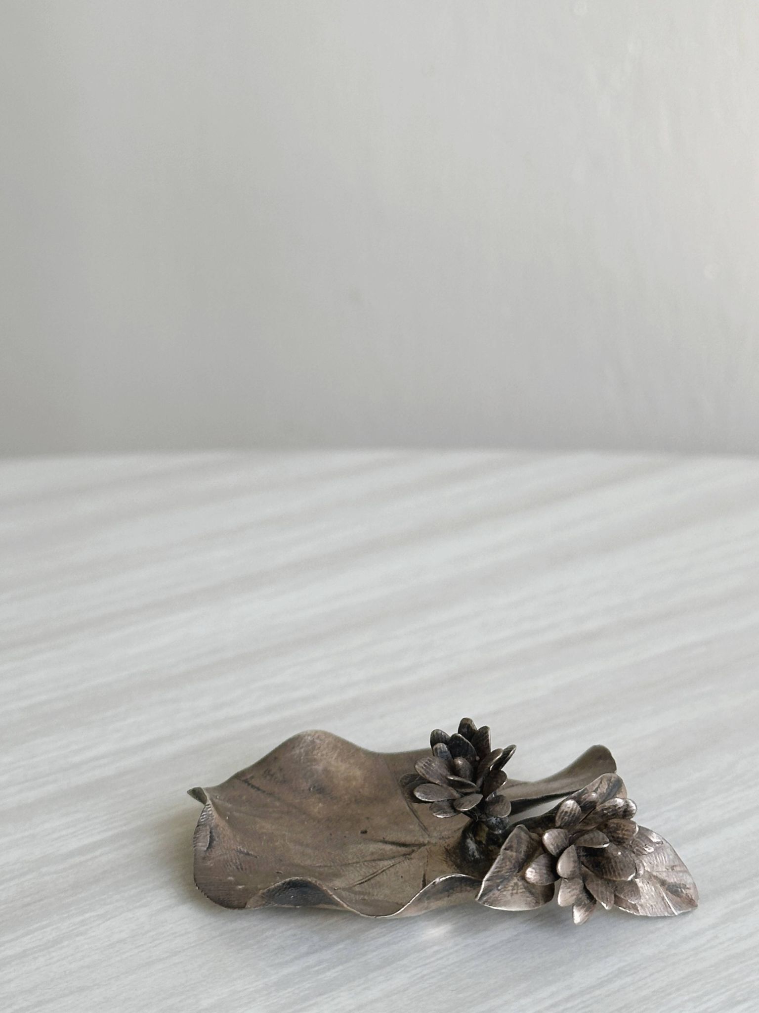 Petit vide-poche en métal argenté