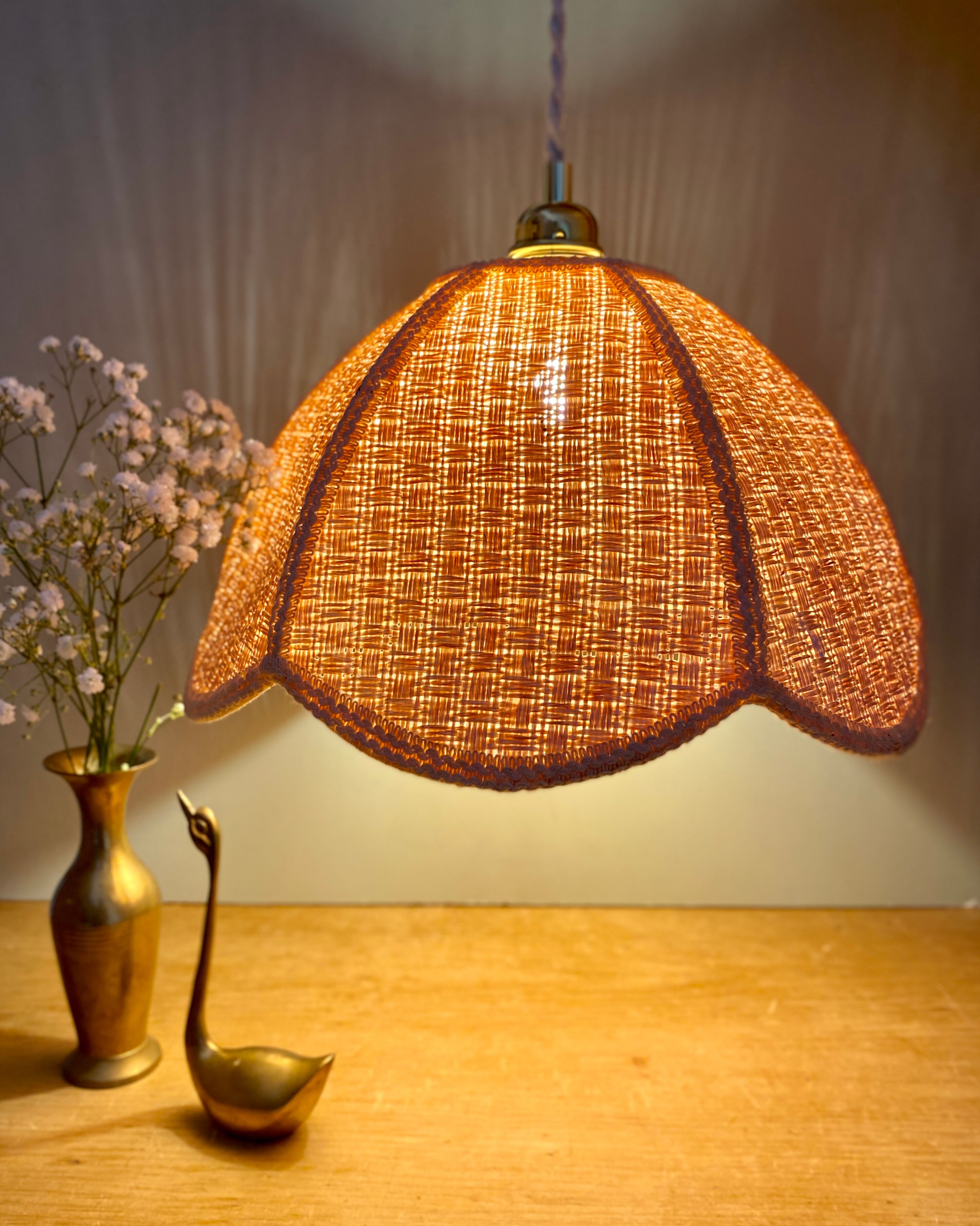Suspension abat-jour vintage en matière naturelle rose