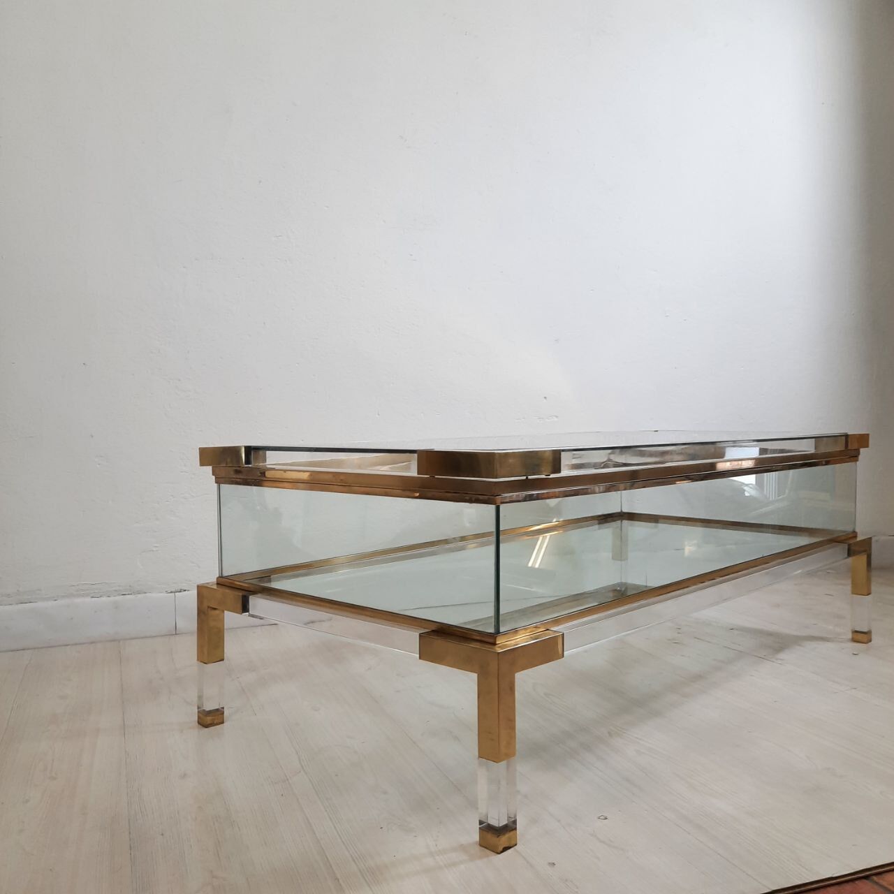 Coffee table with sliding shelf in lucite, brass and glass, Hollywood Regency