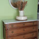 Commode de style louis XVI en bois fruitier massif.