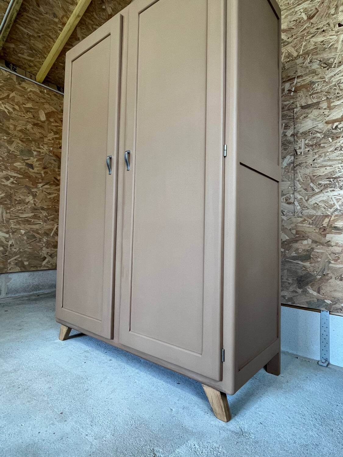 Parisian wardrobe with compass feet