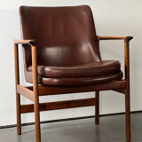 Fauteuil en cuir et bois de Ib Kofod Larsen