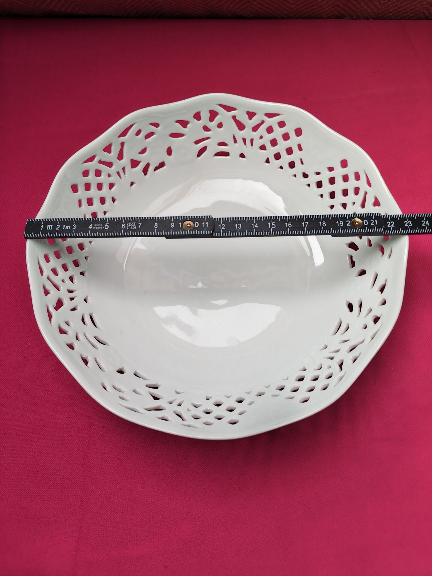 Openwork fruit bowl in white porcelain Form Marienbad Ingres Wei