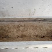 Paire de jardinières sculpturales en béton coulé Off-White, de style brutalisme du milieu du siècle, longues et rectangulaires.