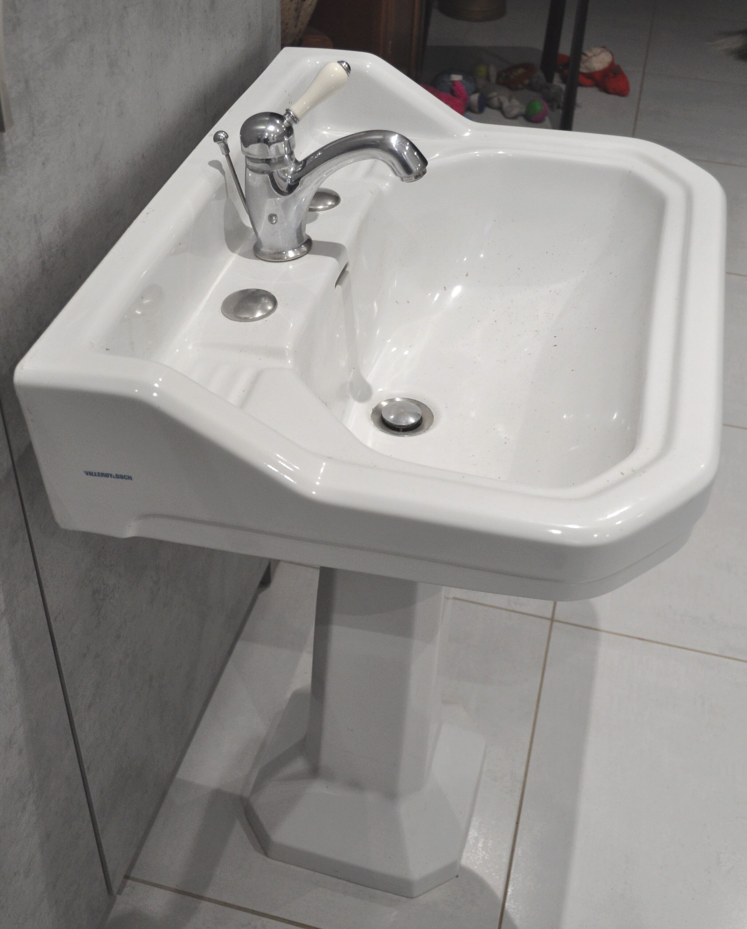 Vintage Art Deco column sink