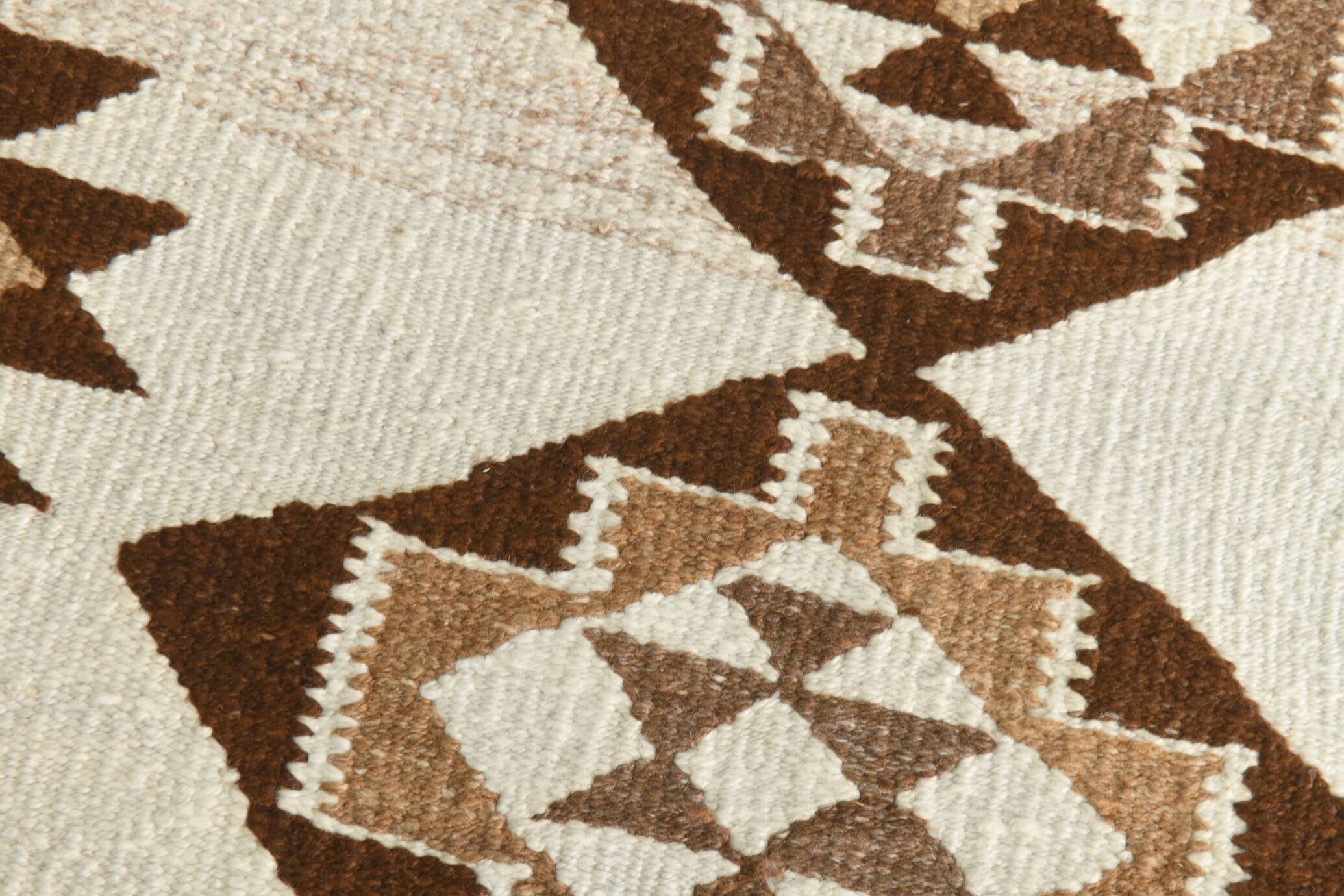 Tapis kilim ancien en laine – style bohème, motifs ethniques sur fond clair