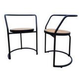 Ensemble de 2 fauteuils tubulaires au design italien, cadre en métal noir - assise en cannage.