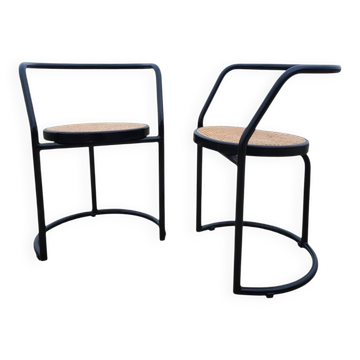 Ensemble de 2 fauteuils tubulaires au design italien, cadre en métal noir - assise en cannage.