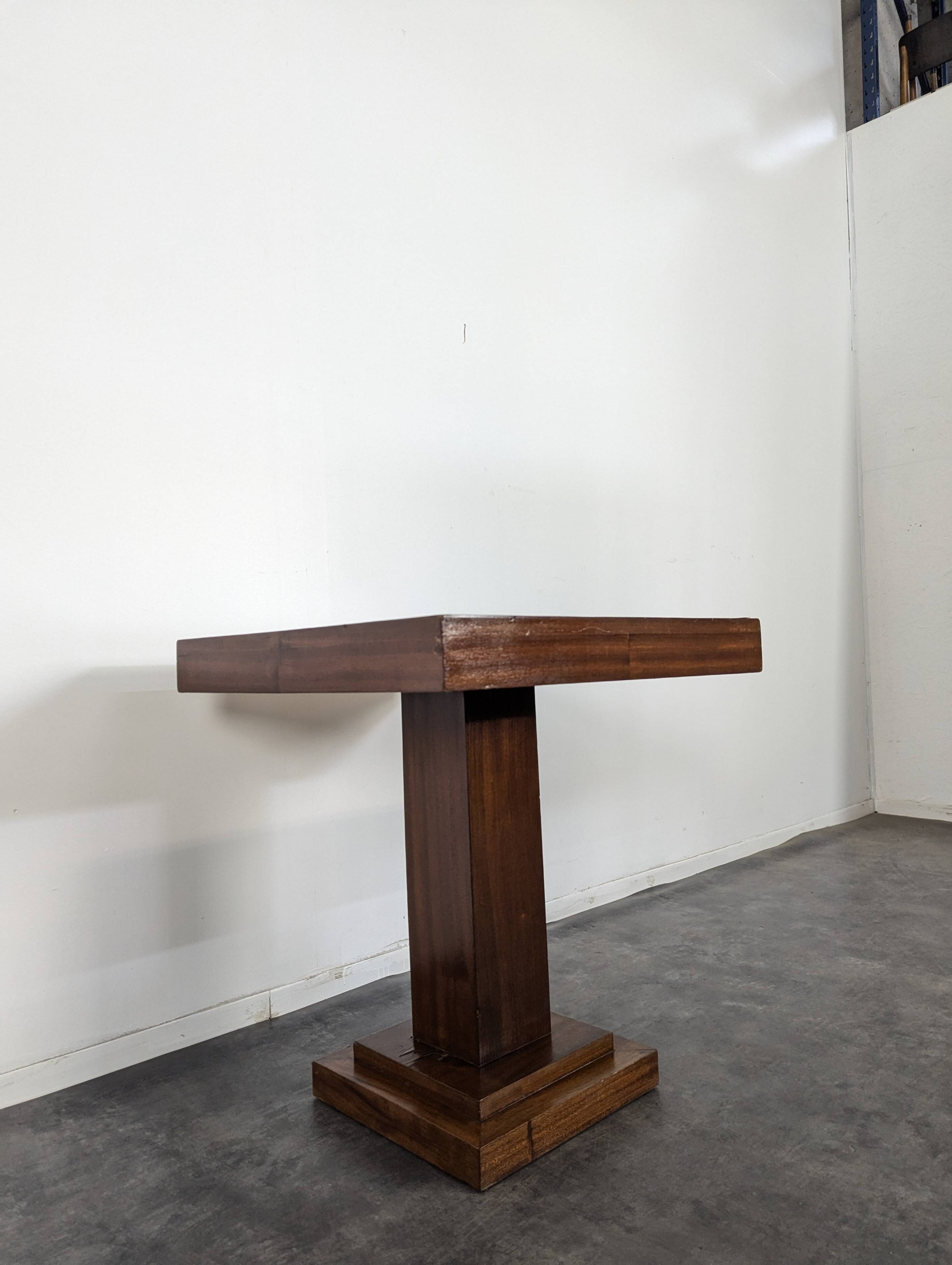 Modernist side table in mahogany veneer.