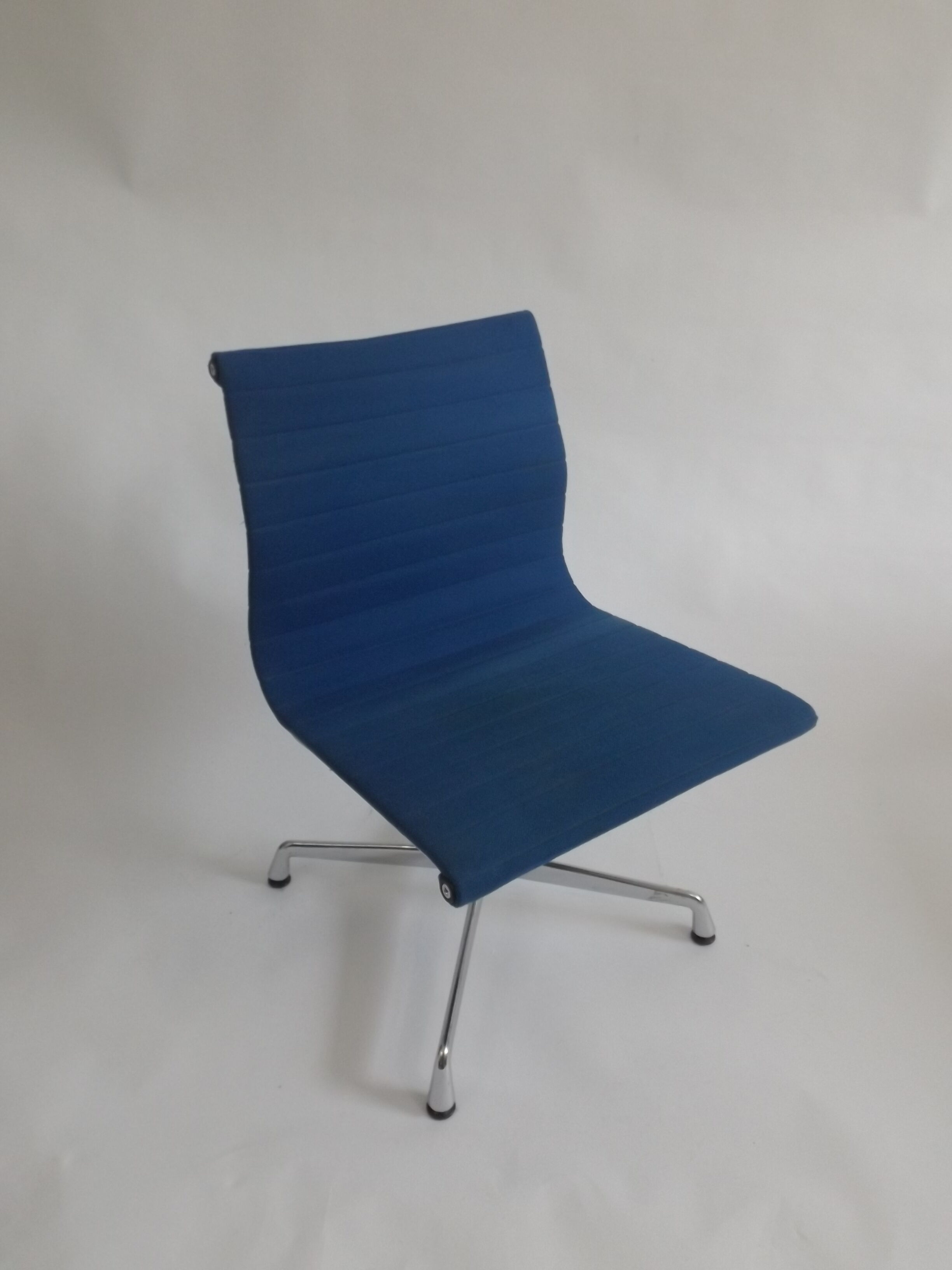 Eames EA 105 side chair