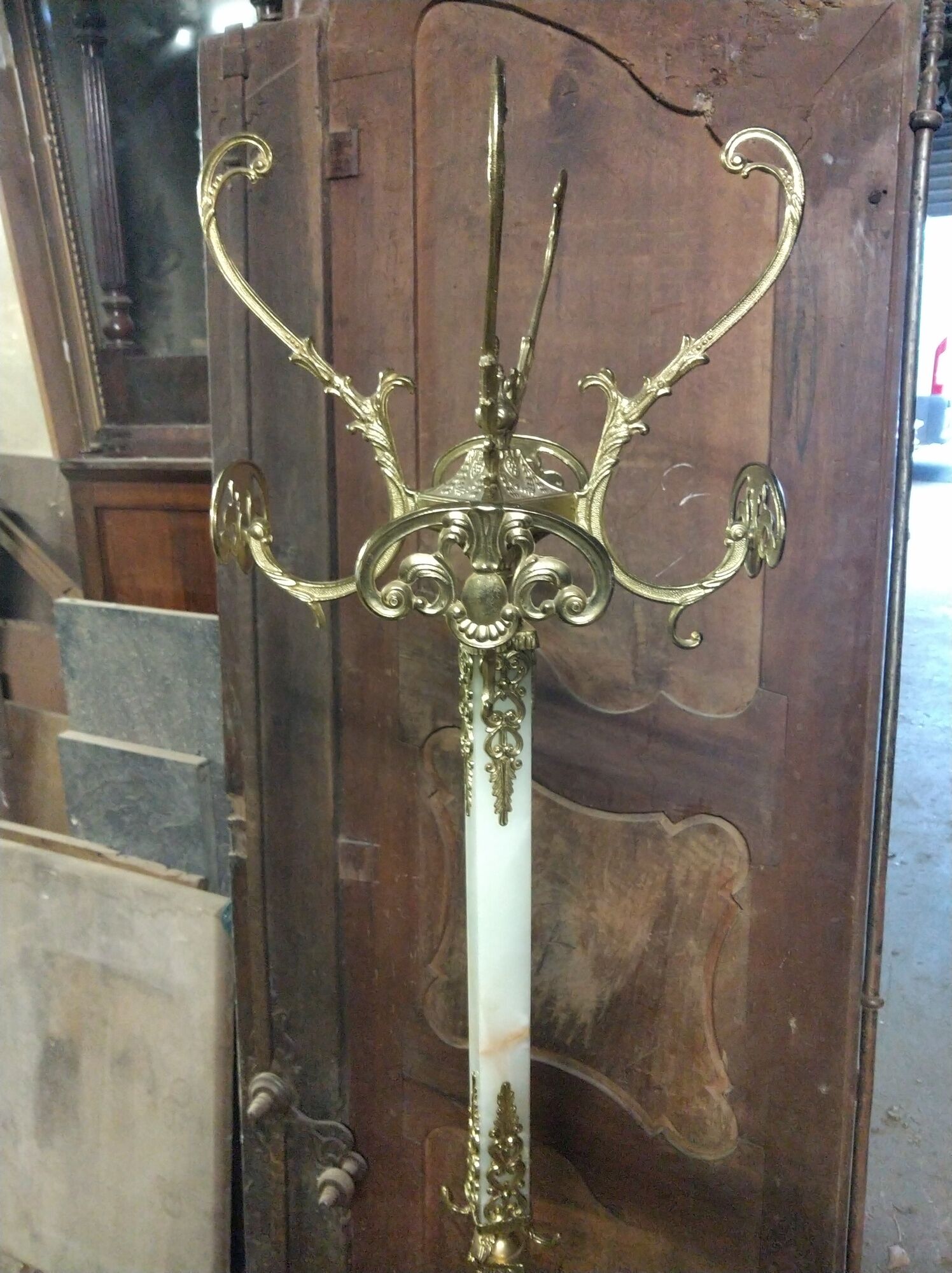 Coat holder on onyx and gold metal foot