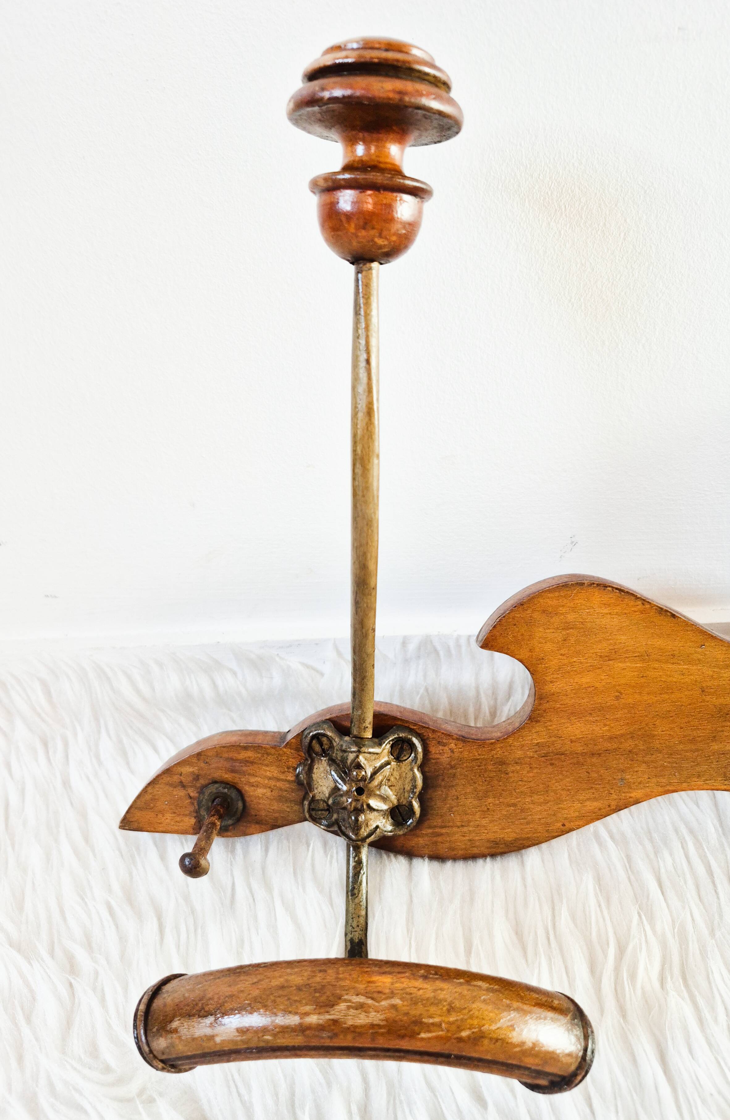 Varnished wooden wall coat rack, 3 hooks.