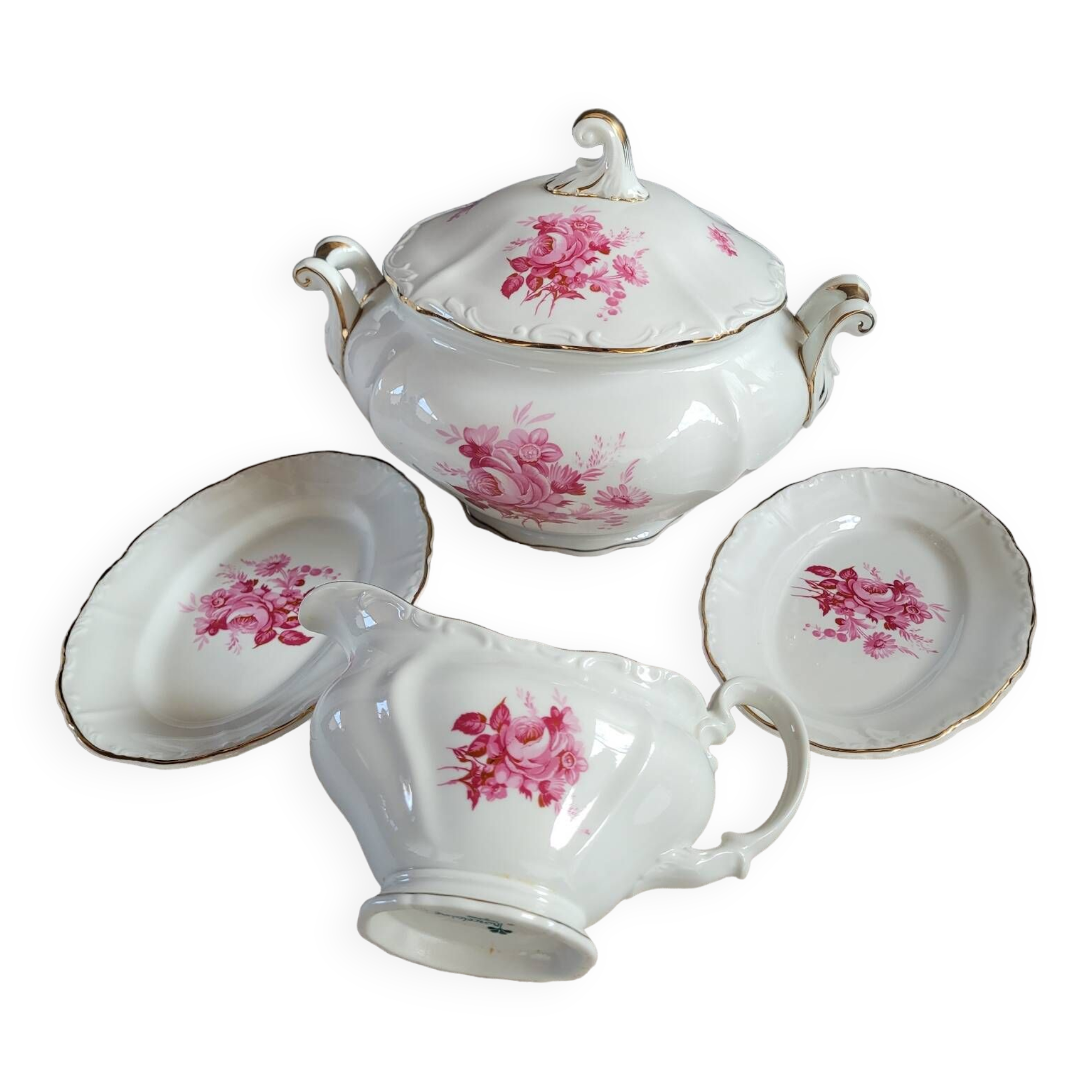 Soup tureen, gravy boat and serving dishes