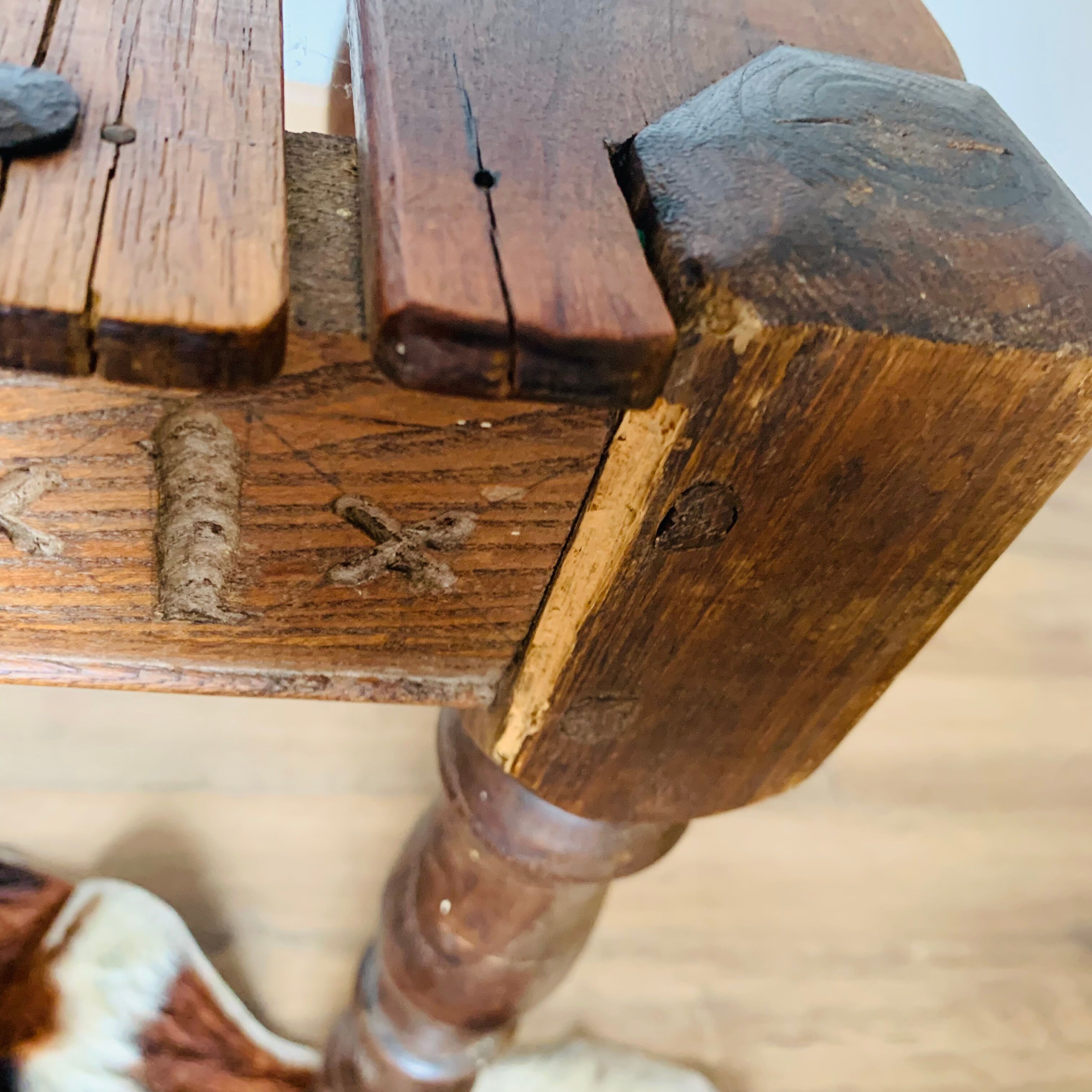 Ensemble de 5 chaises en bois, travail artisanal