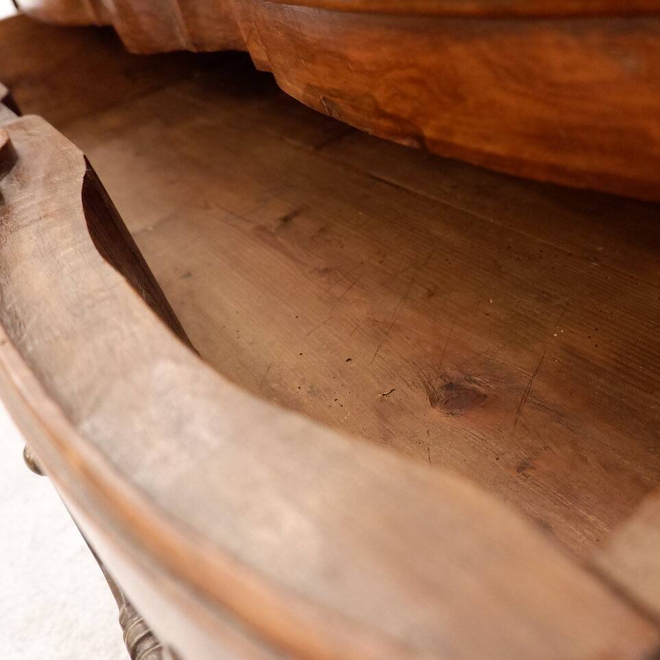 18th Century French Crossbow Front Chest of drawers in Walnutt