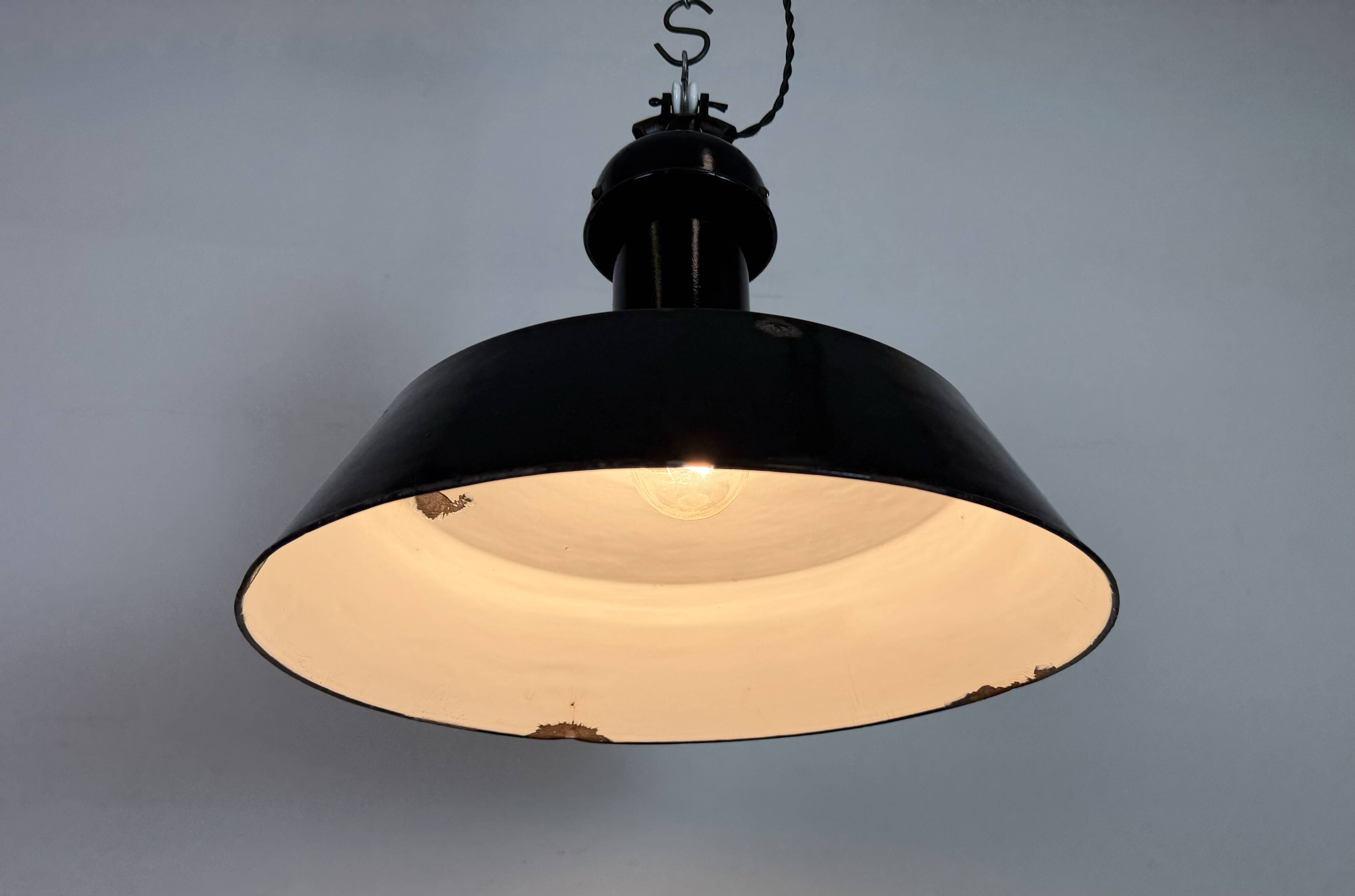 Lampe suspendue Bauhaus en émail noir industriel, années 1930