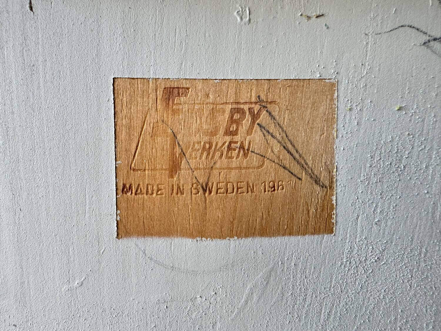 Chaise bâton blanche « Mademoiselle » du Finlandais Ilmari Tapiovaara