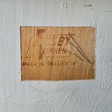 Chaise bâton blanche « Mademoiselle » du Finlandais Ilmari Tapiovaara