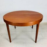 Extendable round table