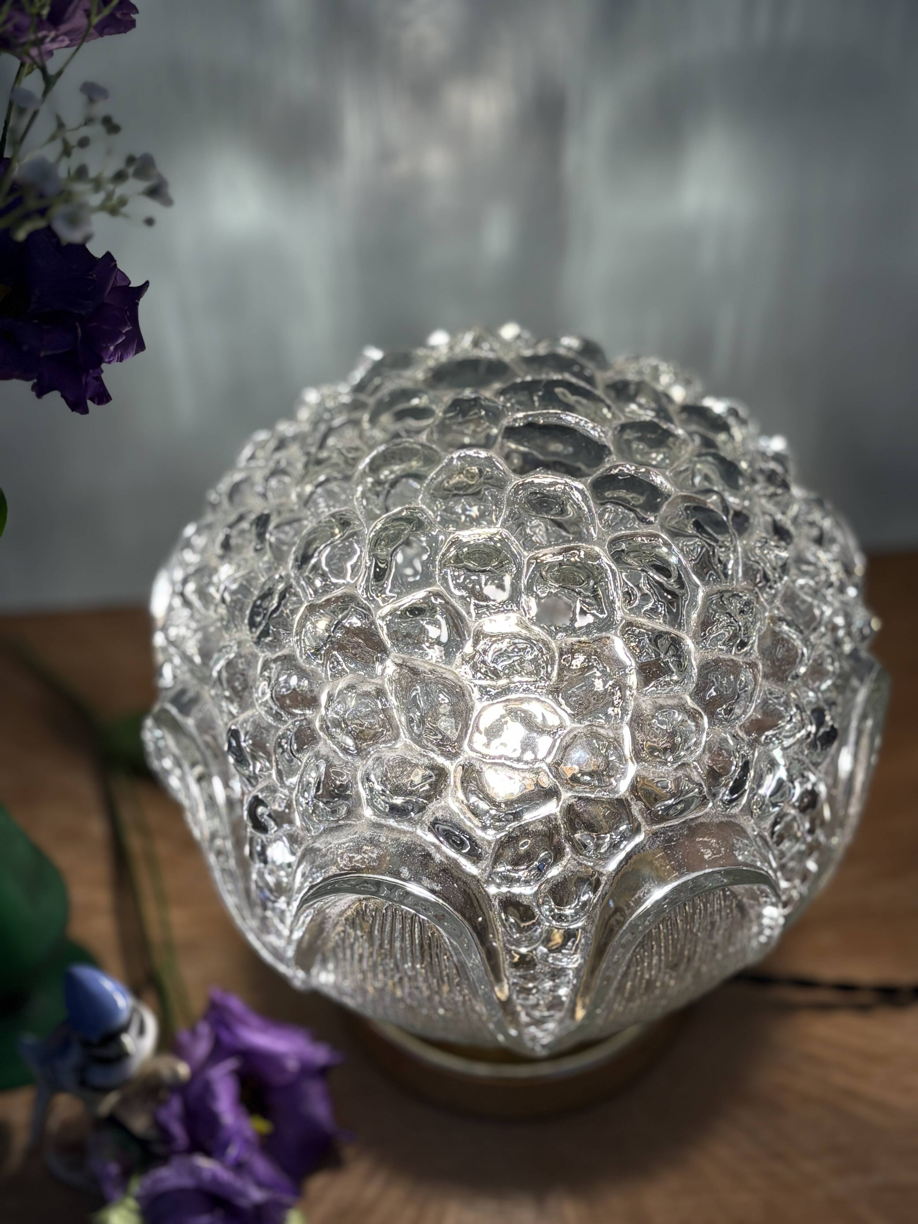 Lampe à poser globe vintage en verre moulé