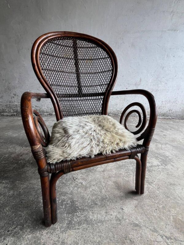 Fauteuil Manou en bambou brun foncé avec dossier ajouré en rotin, style années 1960, France