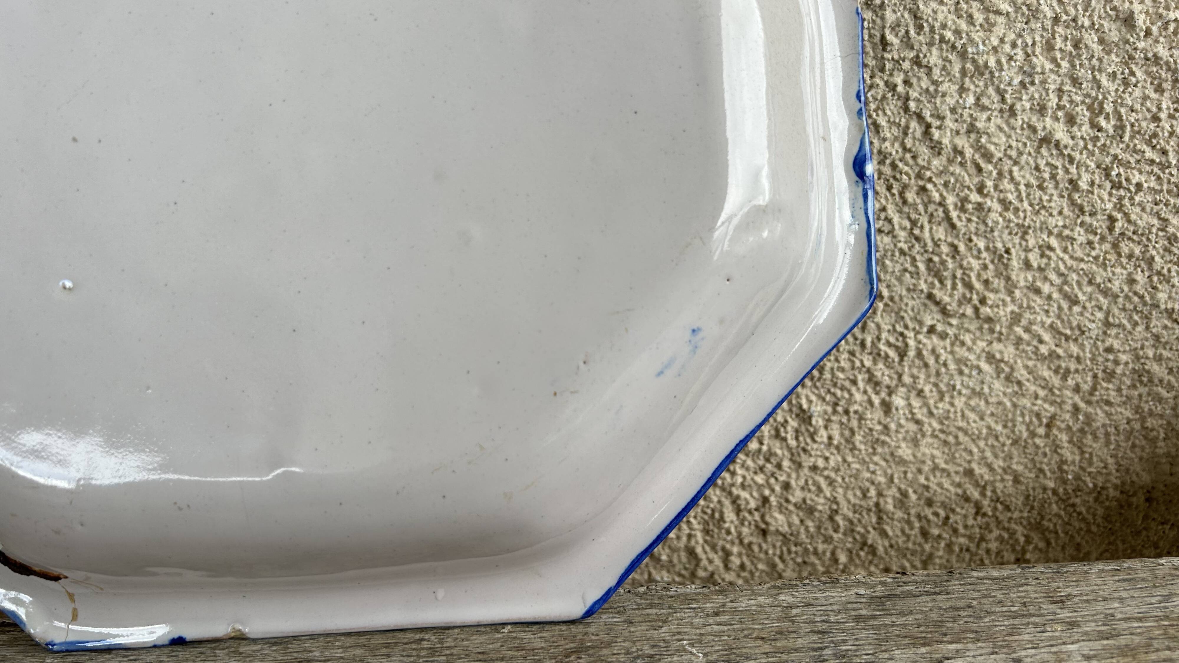 Antique octagonal plate in blue and white pottery with bird decoration.