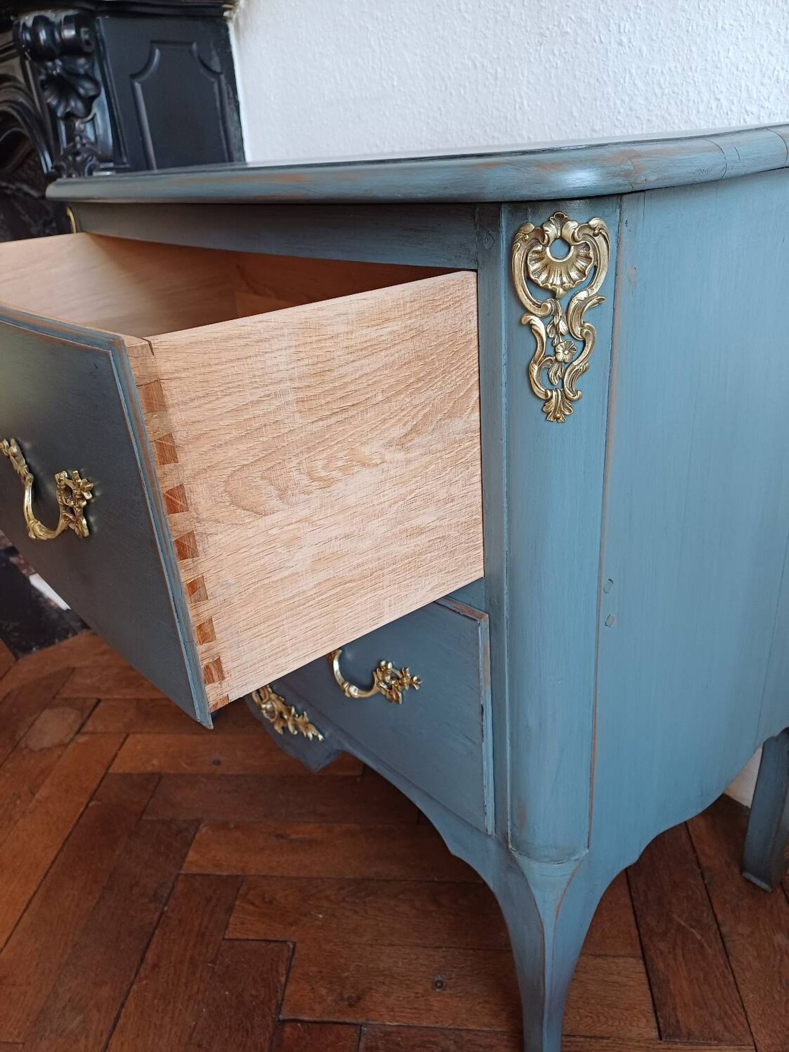 Regency style patinated bedroom chest of drawers with 2 drawers