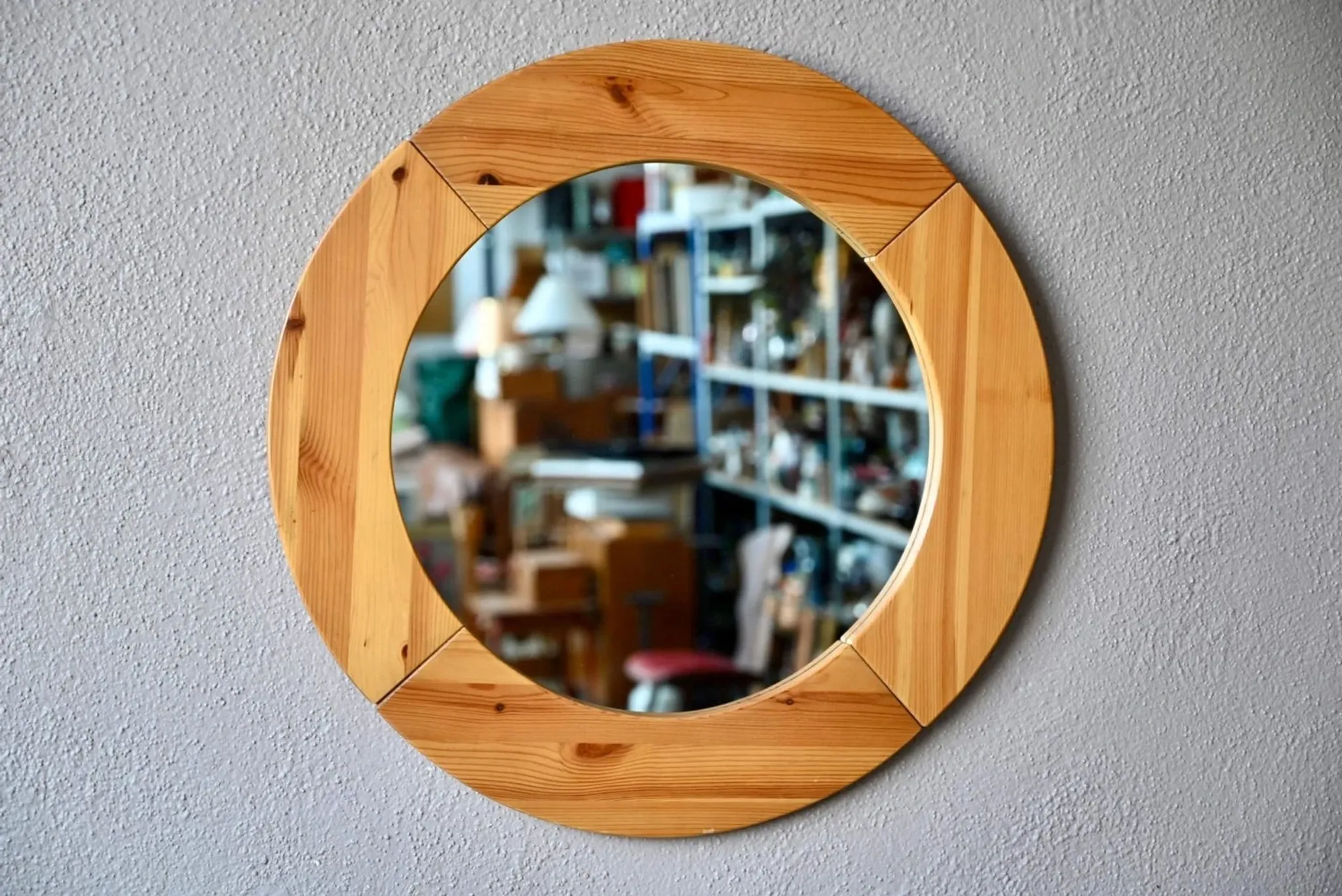 Vintage Scandinavian round wall mirror in solid pine from the 60s-70s.