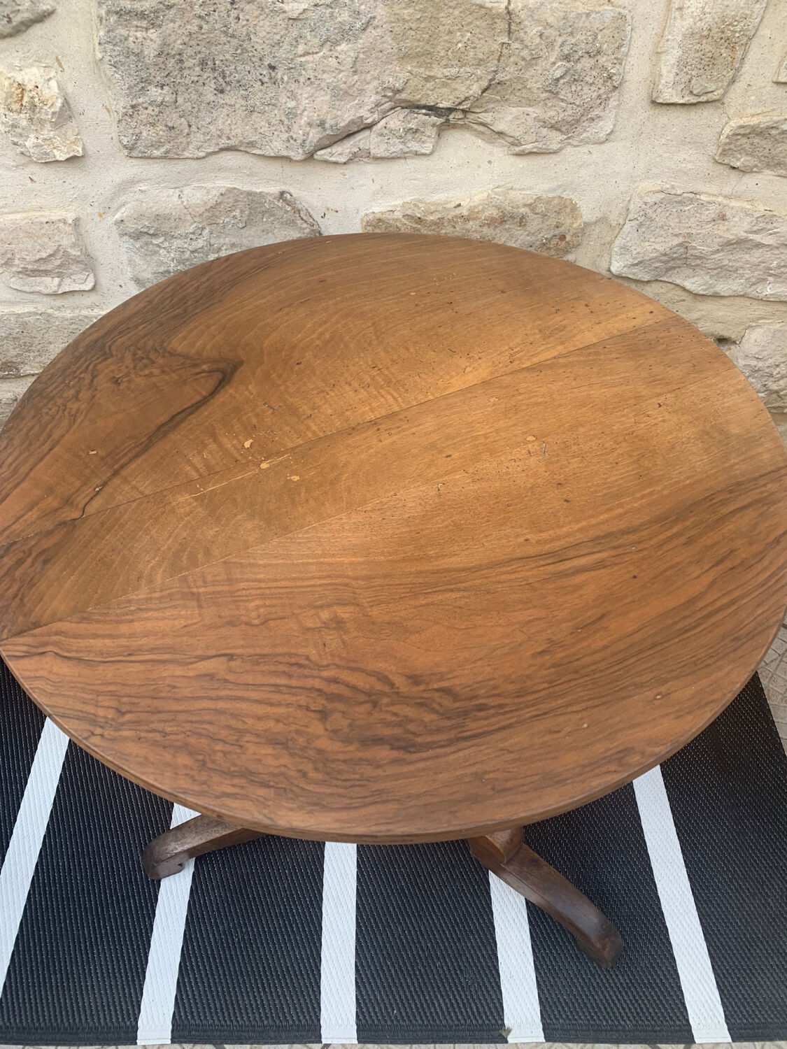 Round table tripod foot