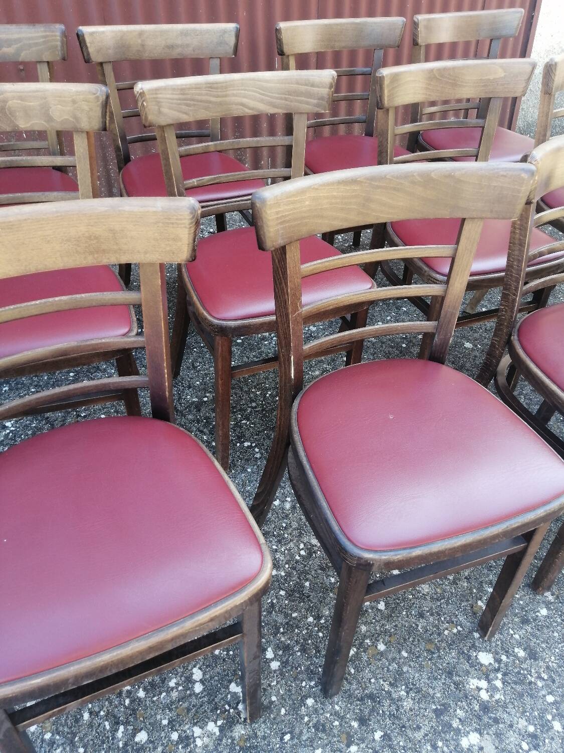 Lot de 4 chaises bistrot TON en bois courbé et assises en skaï rouge vintage.