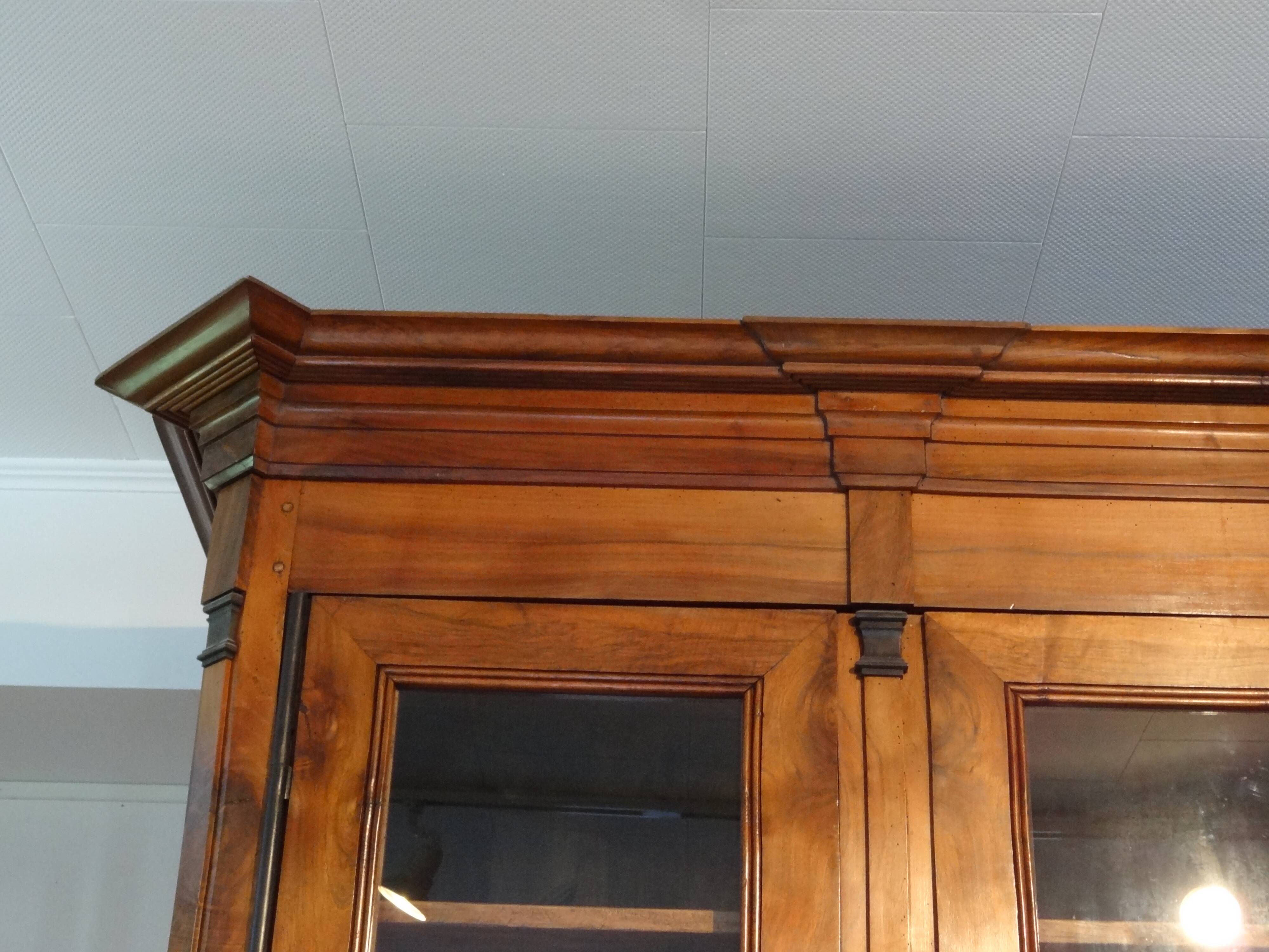 Large director's bookcase in solid walnut, 19th century.