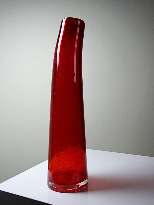 Vase en verre soufflé rouge bullé style Murano, années 80-90