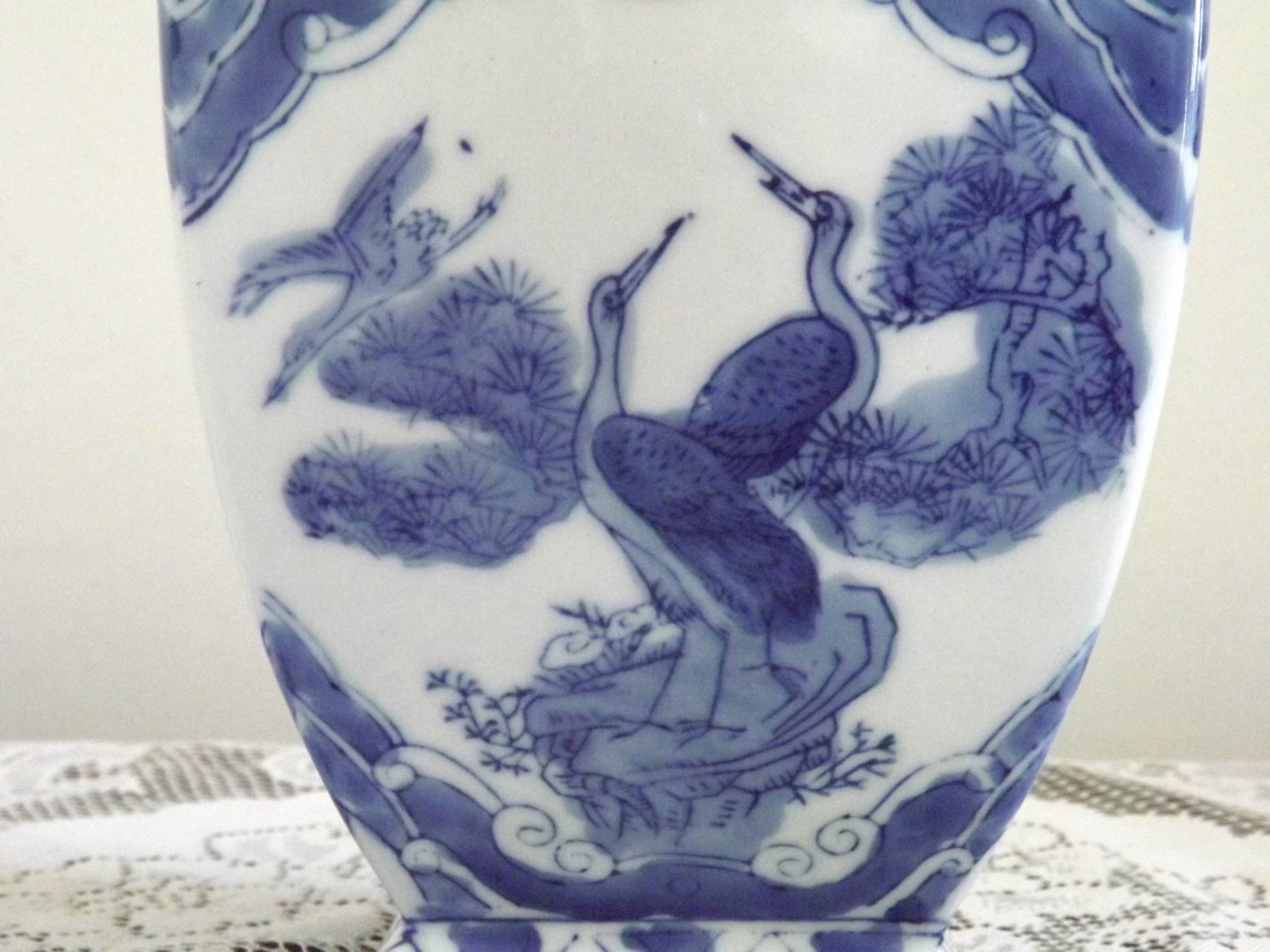 Pied de lampe vintage en porcelaine chinoise à décor d'oiseaux et poignées en lion