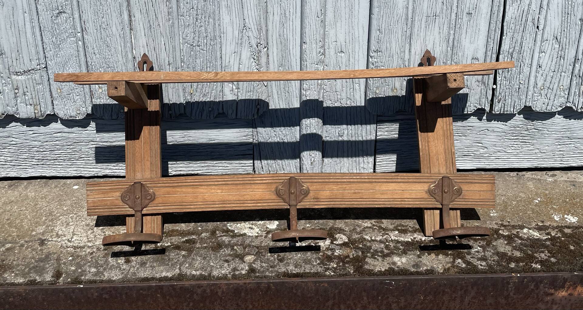 Wall-mounted coat rack in solid wood with shelf