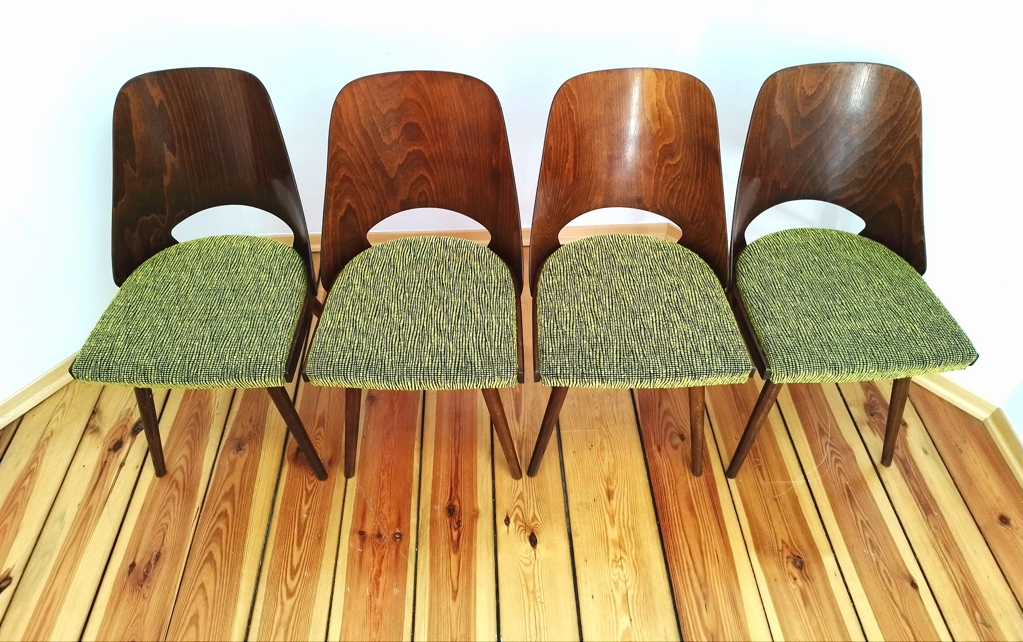Ensemble de quatre chaises O. Haerdtl, Ton, Holesov, Tchécoslovaquie, les années 60