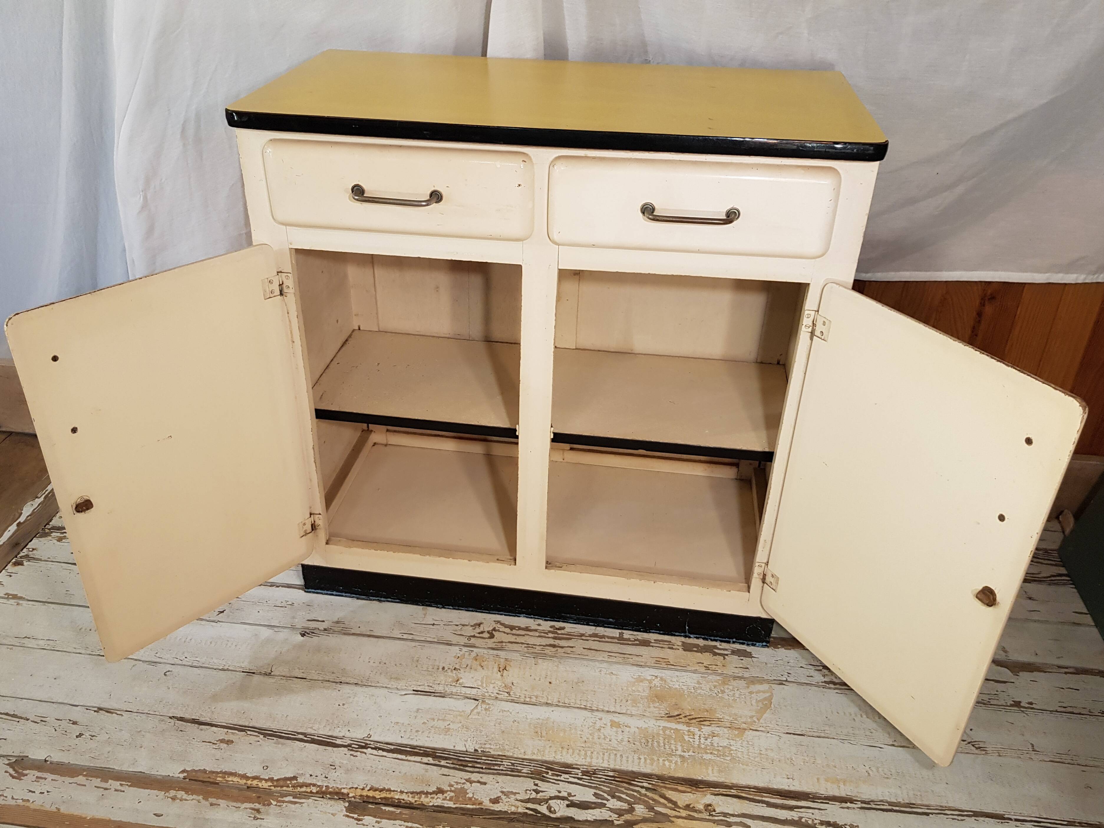 Mado buffet with yellow formica tray