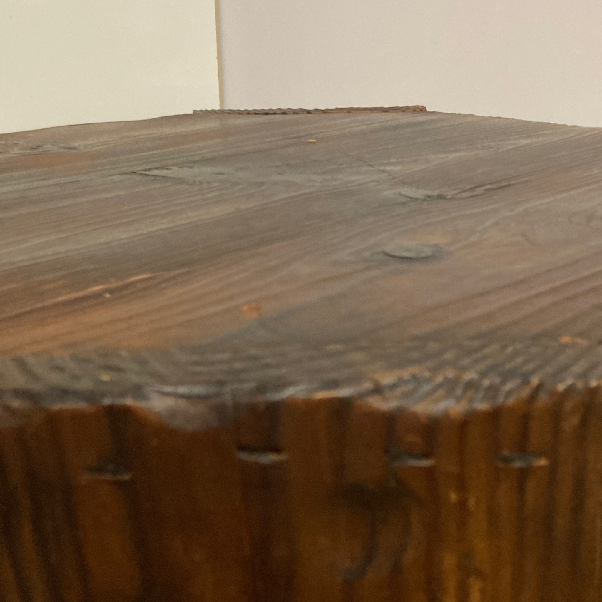 Table d’appoint brutaliste en chêne sculpté Wabi Sabi années 1960