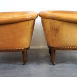 Ensemble ancien unique composé de 2 fauteuils club et d'un canapé en cuir couleur cognac à roulettes