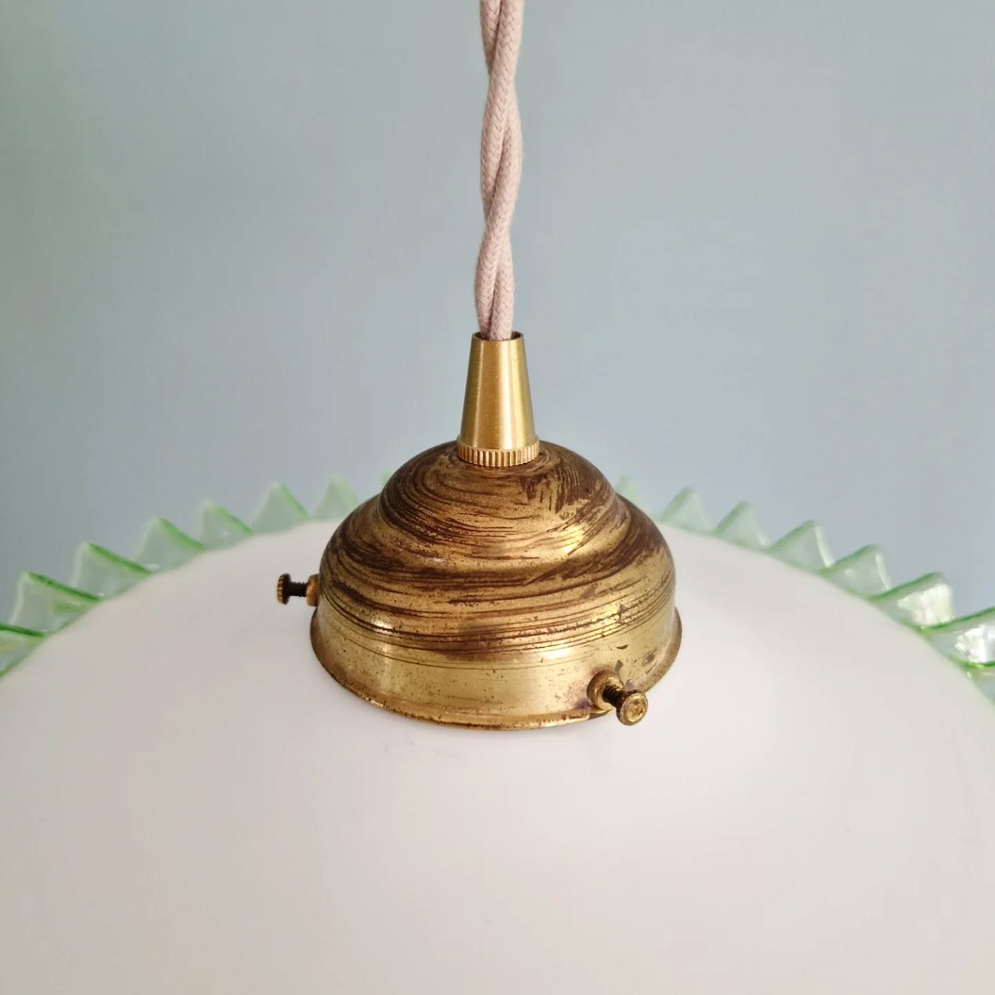 Suspension Art Déco en opaline blanche et ouraline, 1920-30