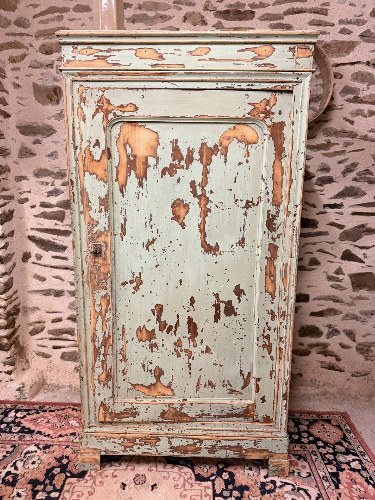 Superb vintage patinated bonnetière