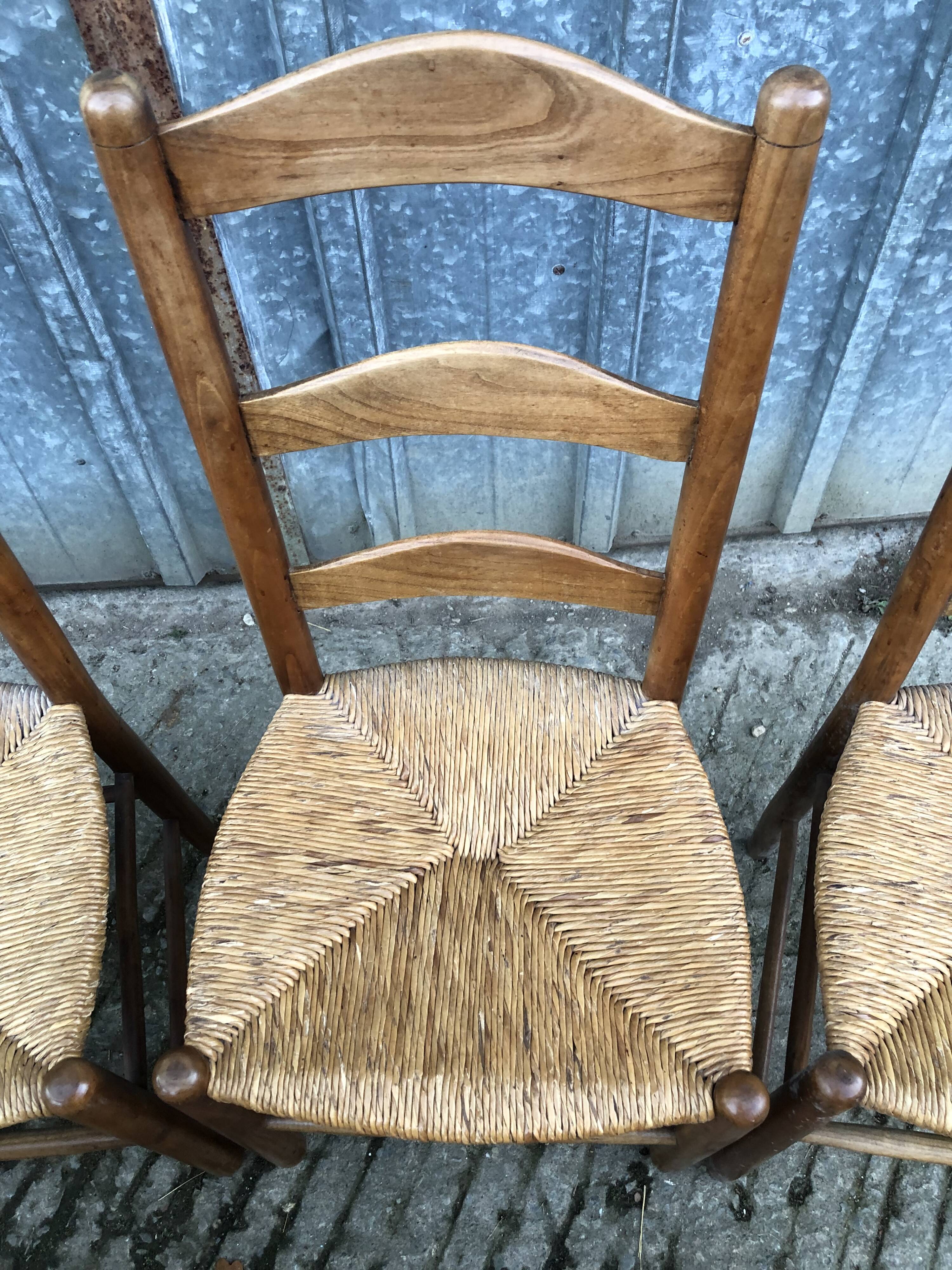 8 Chaises  anciennes vendéennes paillées en cerisier massif.