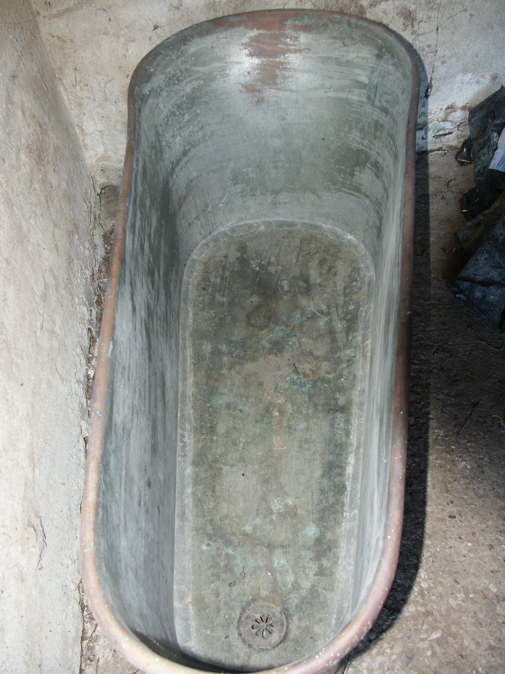 Copper bathtub from the 18th/19th century.