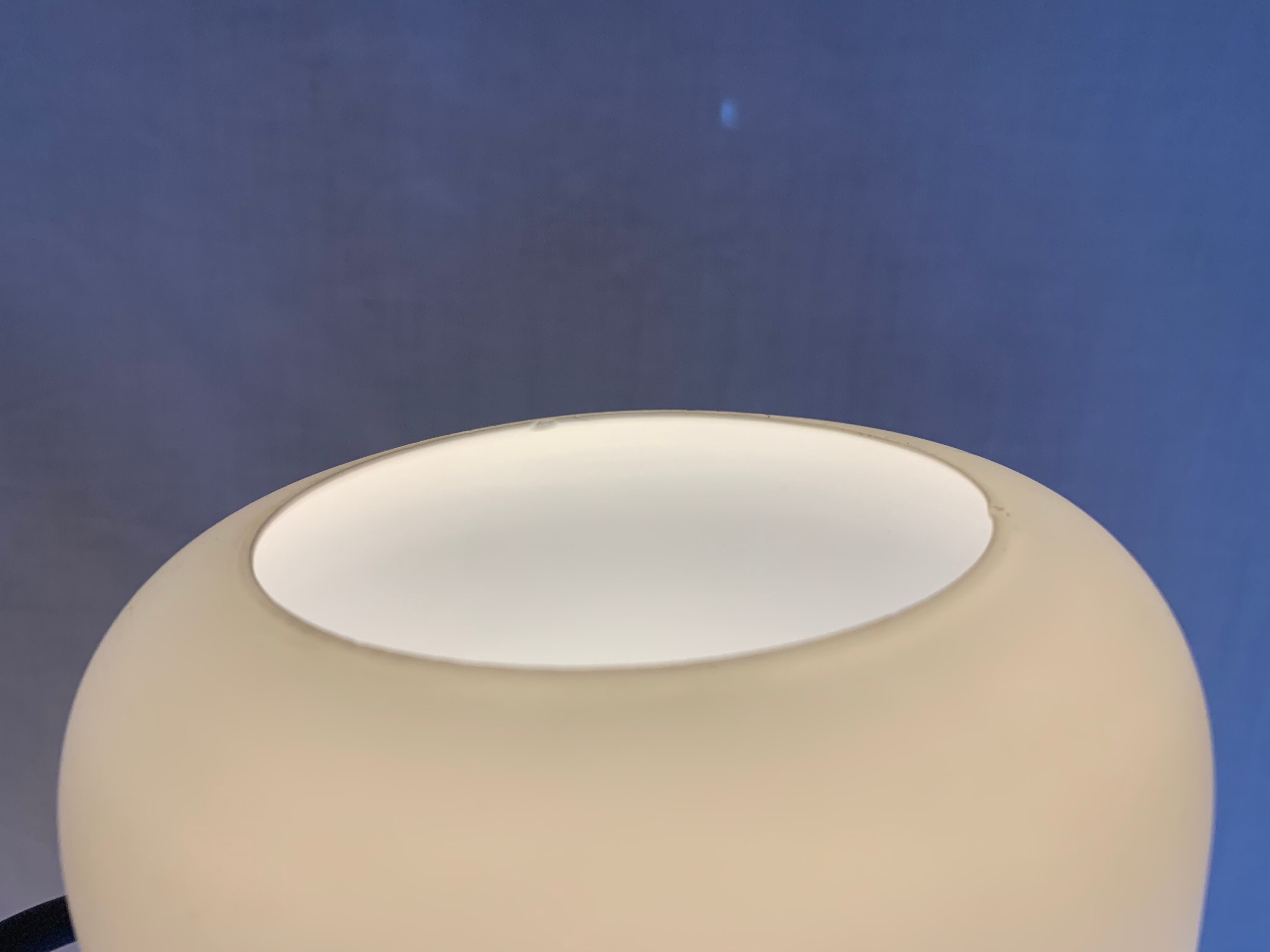 Lampadaire Stilnovo années 50 opalines et boucles laiton